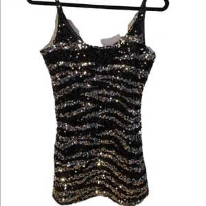DO+BE Sparkles and sequins!!! Super posh tank perfect for an evening out! Size medium thumbnail 2