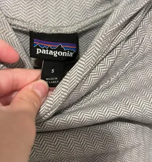 Patagonia Lightweight Gray Long Sleeve Hooded Shirt Size Small thumbnail 2