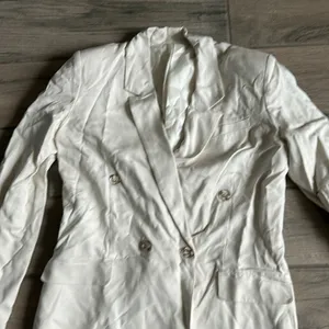 Cream blazer with shoulder pads Size M thumbnail 2