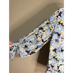 Vince Camuto Floral V-Neck Chiffon Blouse M NWOT Blue Purple Print‎ Whimsical thumbnail 5