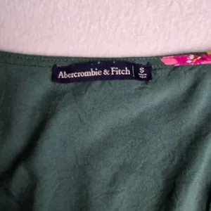 Abercrombie & Fitch Green Floral Faux Wrap Mini Dress Short‎ Sleeve Womens Small thumbnail 4