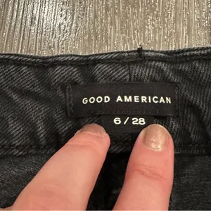 EUC Good American Good ’90s Black Wash Straight Leg Jeans Size 6/28 thumbnail 4