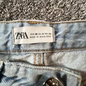 Zara High Rise Straight Leg Jeans Womens 6 Light Wash Distressed Raw‎ Hem thumbnail 4