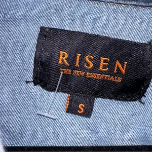 RISEN JEANS Distressed Medium Wash Detachable Hood Denim Jacket‎ Size Small thumbnail 3