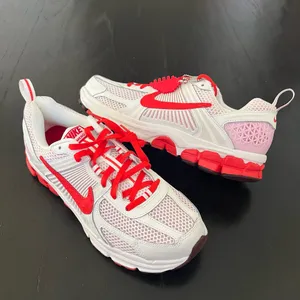 New NIKE Vomero 5 GS 'Valentine's Day 2025' thumbnail 3