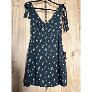 NWT Lulus Gabriella Navy Floral Tie-Strap Mini Dress V-Neck Resort Beachy Size S thumbnail 2