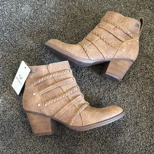 Roxy Women's Tan Braided Strap Block Heel Booties thumbnail 1