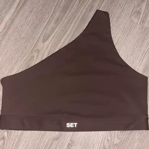 Set Active x Justine Skye Sportbody Dark Brown One Shoulder Sports Bra thumbnail 2