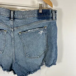 Abercrombie & Fitch The Mom Short High Rise Distressed Denim Short Blue Sz 33/16 thumbnail 7