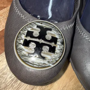 Tory Burch Grey Leather Scrunch Ballet Flats Size 8.5 Medallion Logo thumbnail 9