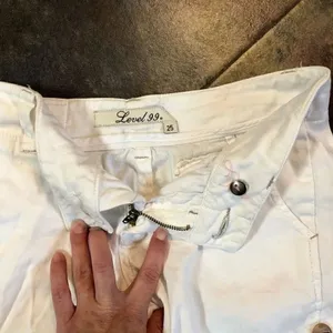 Level 99 Women’s Shorts White Size 25 White thumbnail 6