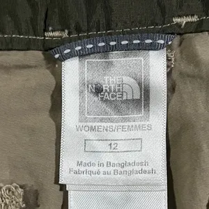 The North Face Hiking Shorts‎ Womens 12 Khaki Nylon Lightweight Utility Pockets thumbnail 8