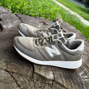 New Balance 420 women sneakers shoes size 7 thumbnail 2