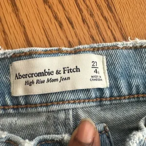 Abercrombie & Fitch 80s High Rise Mom Jeans Light Wash Waist 27” Ankle jeans thumbnail 9