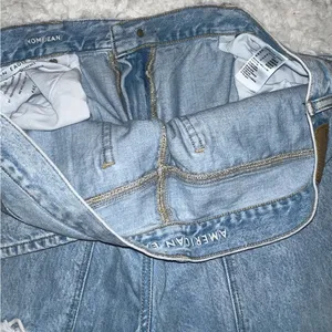 American Eagle Mom Jean Size 18 Light Wash Denim with Distressing thumbnail 4