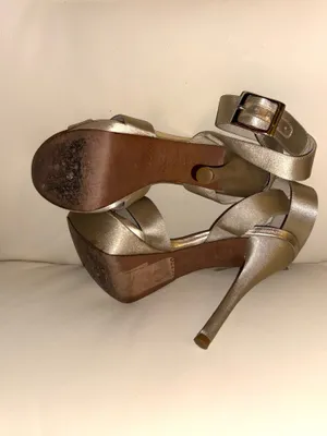 Arezzo brand sandals stand out for their sophisticated gold tone and crisscrossing straps. Elegant style with a high heel. Adjustable ankle strap. Metallic gold color. thumbnail 5