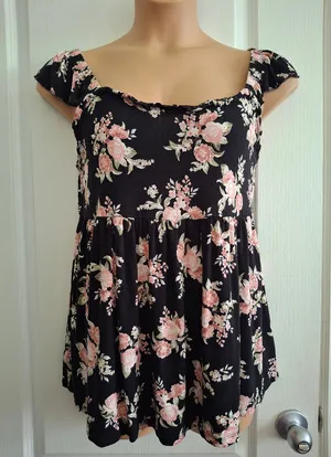 Torrid Sz 1 Floral Black and Pink Women's Top thumbnail 1