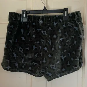AERIE Shorts Green Cheetah Print Fleece Size Medium Pajama Lounge Beach Travel thumbnail 8