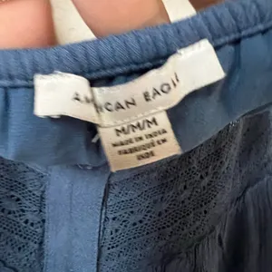 NWT American Eagle cropped blue ruffle top size M thumbnail 6