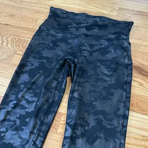 SPANX Faux Leather Glossy Camo Matte Black shaping slimming Leggings Sz L thumbnail 5