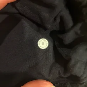 Lululemon Women’s Textured Fleece Embroidered Logo T-shirt Black Size 6 thumbnail 4