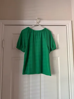 Crown & Ivy Kelly Green Puff Sleeve Top thumbnail 4