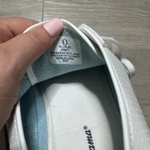 Tommy Bahama Womens White Perforated Scalloped Low Top Sneakers Size 8.5 thumbnail 6