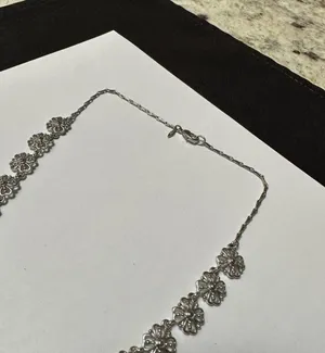 Women’s Pretty Signed Avon Rhinestone Silver Tone Flower Necklace thumbnail 5