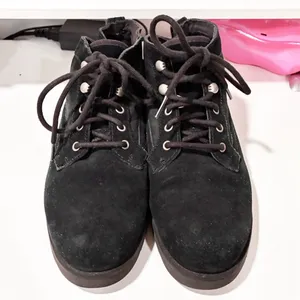 UGG Women’s Bethany Black Suede Lace Up Sheepskin Booties SN 1012532 Size 9 thumbnail 2