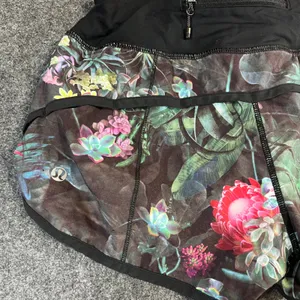 Lululemon Speed Up Running Shorts‎ 2.5 Lush Tropical Multi Floral Womens Size 2 thumbnail 3
