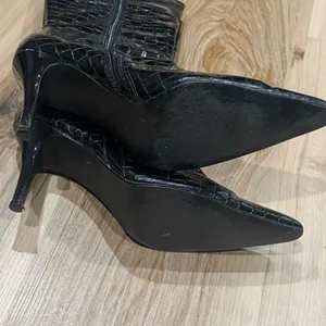 Unlisted Kenneth Cole Black Croc Heeled Boots Women’s 8 thumbnail 3