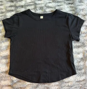 Old Navy Ultralite Ribbed Go-Dry Crop in Black Size M thumbnail 1