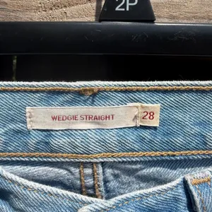 Levis Wedgie Straight Jeans Light Wash Distressed Blue Denim Size 28 thumbnail 2