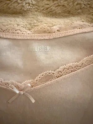 Hollister Lace Off-The-Shoulder thumbnail 2