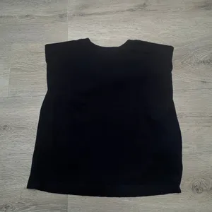 Aritzia Babaton Black 100% Cotton Muscle Tee Shoulder‎ Pad Tee Crew Neck Top 2XS thumbnail 2