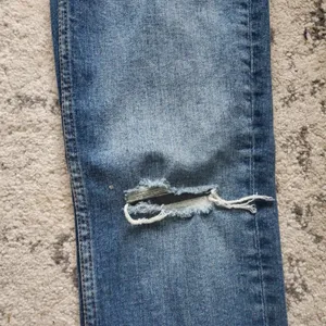 Zara Full length Ripped High Rise TRF Slim Fit Straight Leg Jeans size 4 thumbnail 3