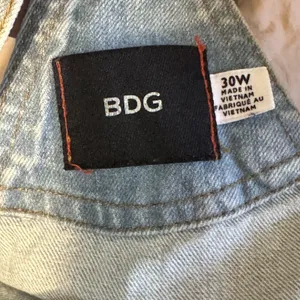 BDG Shortall Overalls Womens 30W Light Wash Denim Distressed‎ Raw Hem Shorts thumbnail 15
