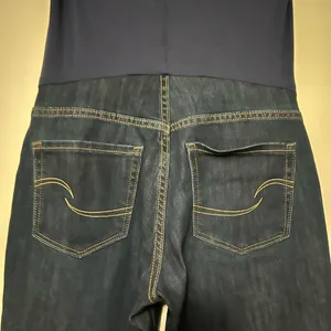 Signature by Levi Strauss Maternity Skinny Jeans Size Small | Over‎ Belly thumbnail 3
