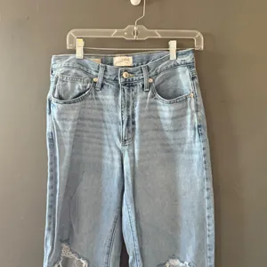 Universal Thread 90s Baggy Distressed‎ High Rise Jeans Light Wash Blue Size 4 thumbnail 2