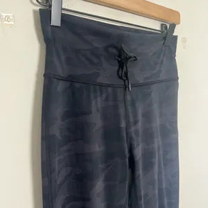 Vuori- Daily Leggings Black Camo Size XS thumbnail 3