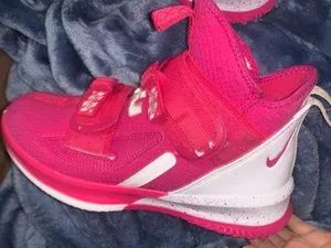 Lebron James Basketball Shoes thumbnail 2