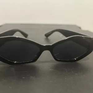 Chic Black Sunglasses thumbnail 2