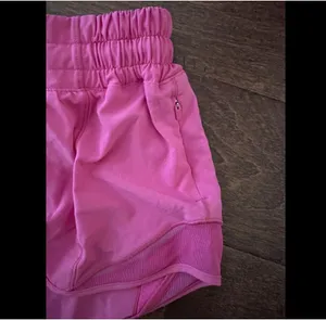 Lululemon Hotty Hot Shorts 2.5" Low-Rise pink thumbnail 3