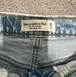 Abercrombie 90’s Straight Ultra High Rise Jeans thumbnail 2