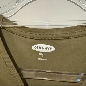 Old Navy‎ Slim Fit T-Shirt olive green size small thumbnail 3