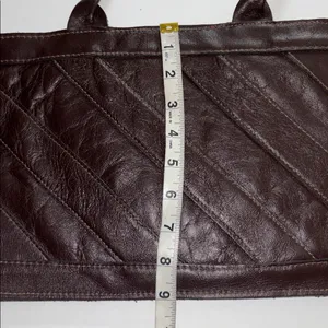 Source Unknown BROWN LEATHER VINTAGE HAND BAG DESIGN ON ONE SIDE ZIP MIDDLE POCKET INSIDE thumbnail 10