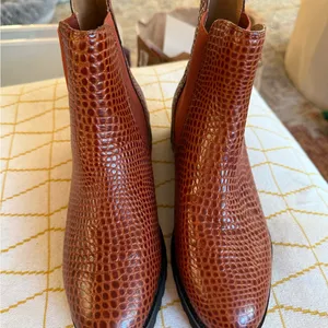 Andre Assous Textured Lug Sole Ankle Boots Peggy Chelsea Booties New 8.5 thumbnail 2