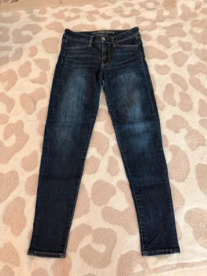 American Eagle High-Waisted Jeans thumbnail 1