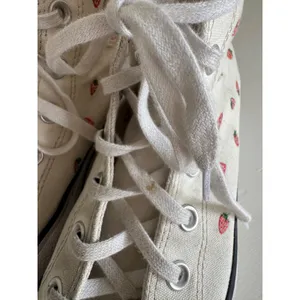 Chuck Taylor Converse‎ Strawberry print sneakers size US8 thumbnail 4