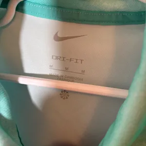 Nike Women's Victory Dri-FIT Printed NWT Size Medium Sleeveless. Light and bright! thumbnail 2